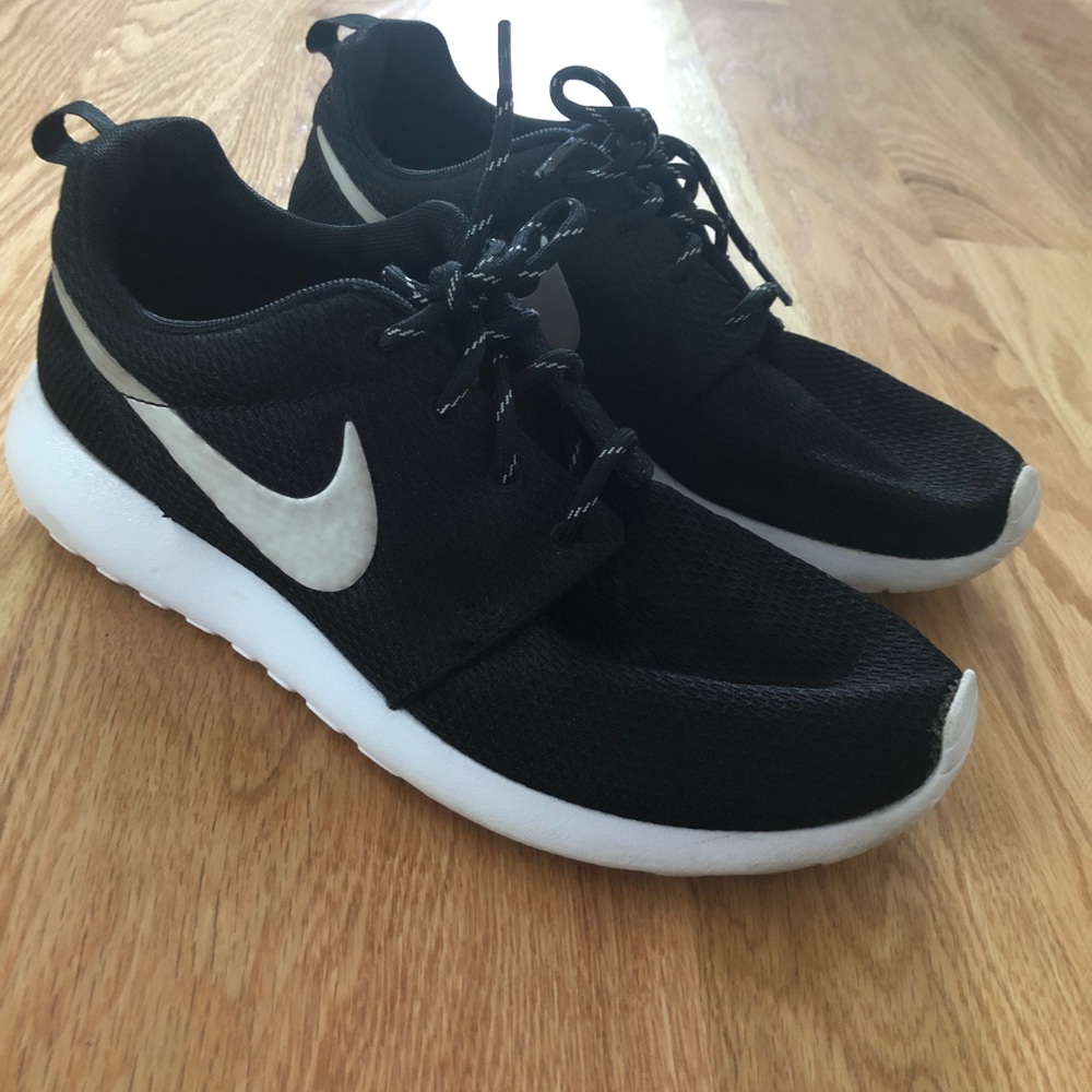 Nike Roshe Sneakers - Picture 2 of 4